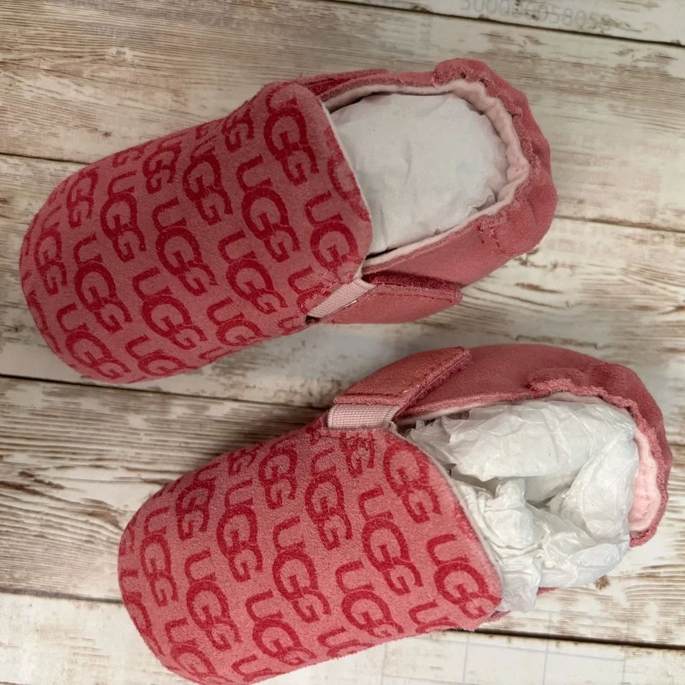 UGG Roos Baby Girl Crib Booties Logo Print Pink Size 4/5 - Picture 2 of 8